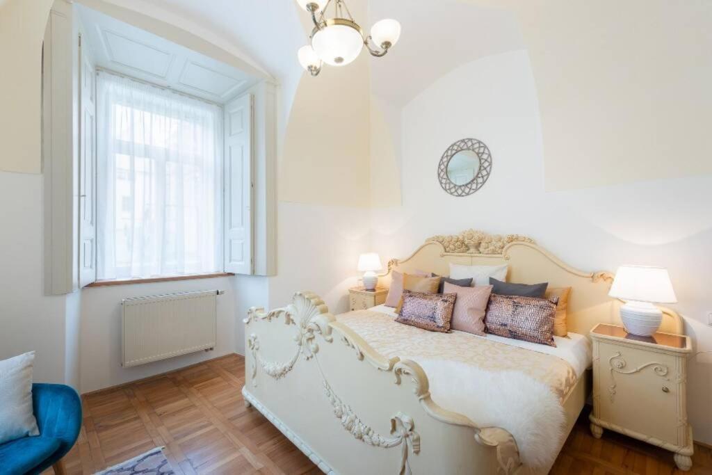 Rose Apartments / Romantic & Cozy / City Center プラハ エクステリア 写真