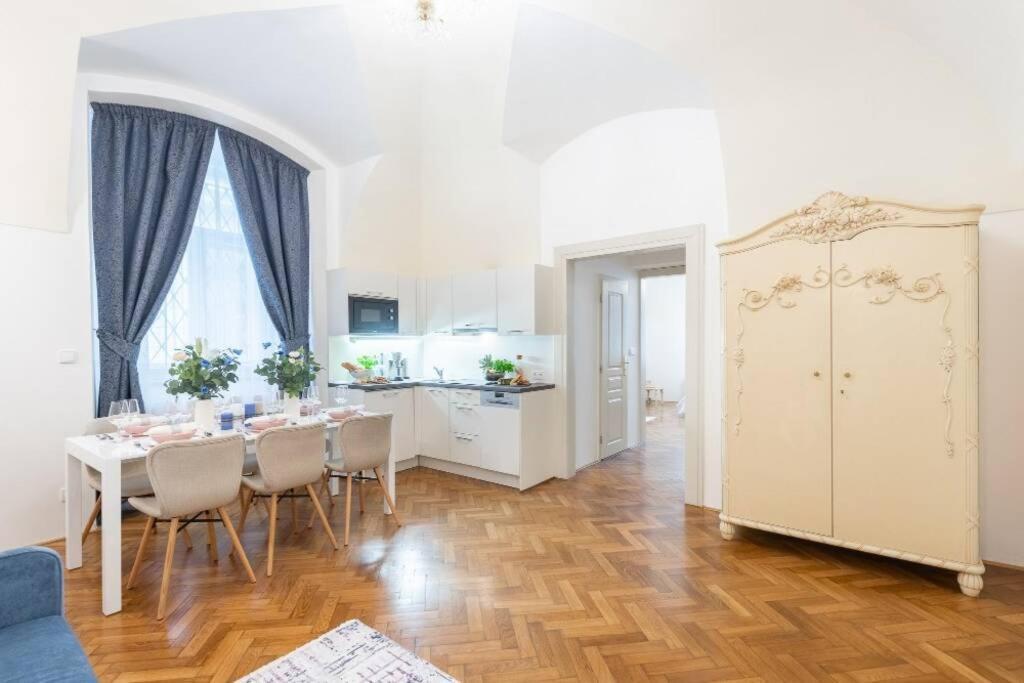 Rose Apartments / Romantic & Cozy / City Center プラハ エクステリア 写真