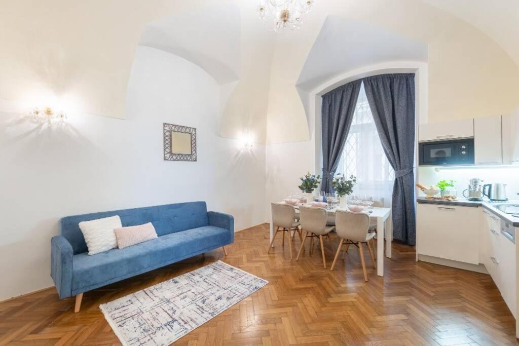 Rose Apartments / Romantic & Cozy / City Center プラハ エクステリア 写真