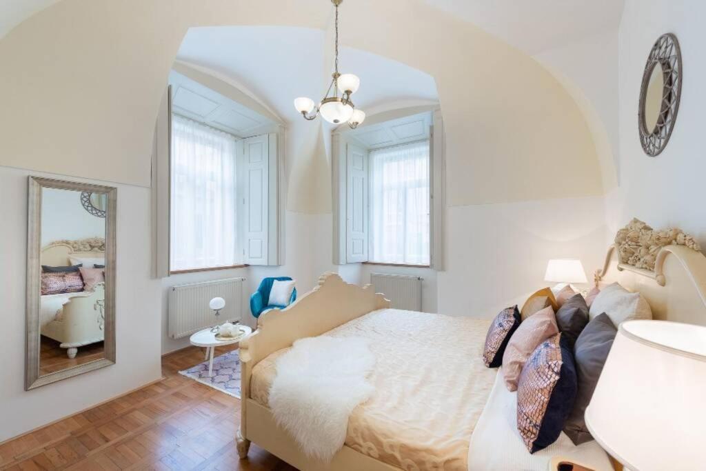 Rose Apartments / Romantic & Cozy / City Center プラハ エクステリア 写真